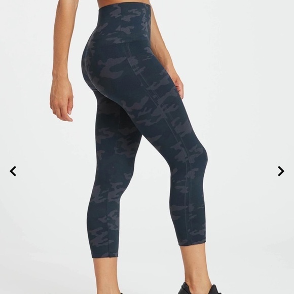 SPANX Look at Me Now black camo Seamless Cropped Leggings 20099R - Picture 3 of 8
